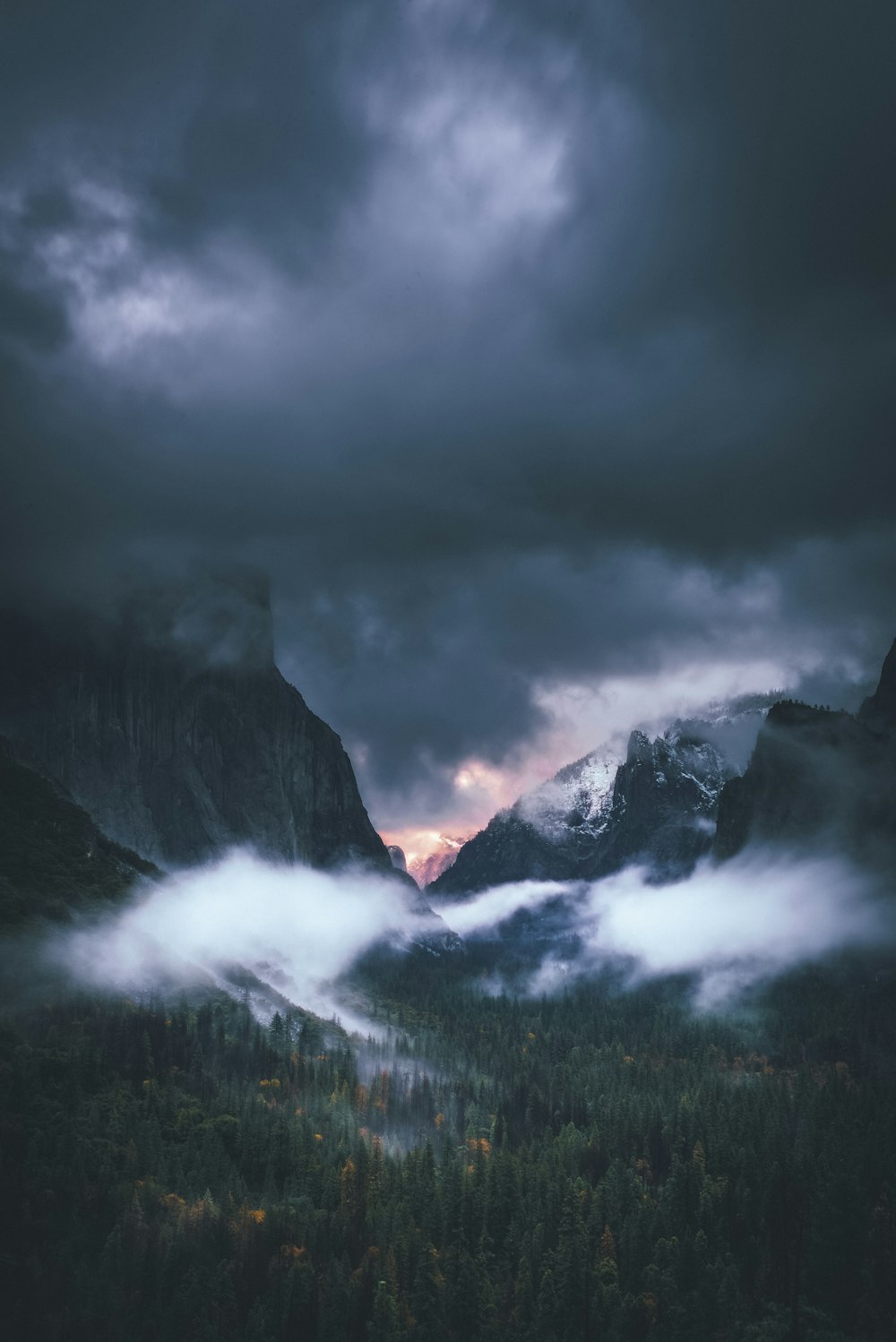 Montanha rochosa marrom sob o céu cinzento