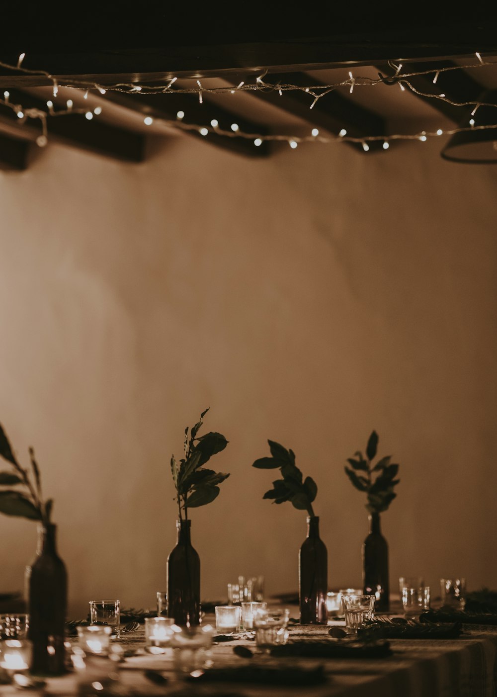 Table à manger avec des fleurs près du mur