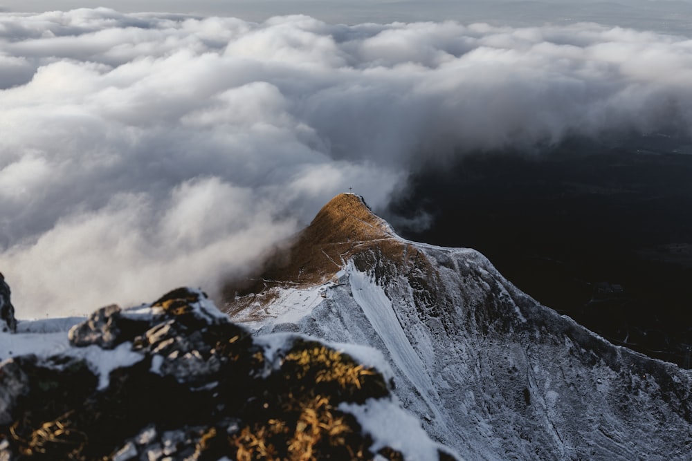 montaña cubierta de nieve bajo nubes grises