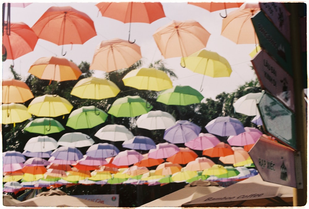 guarda-chuva de cores variadas no ar durante o dia