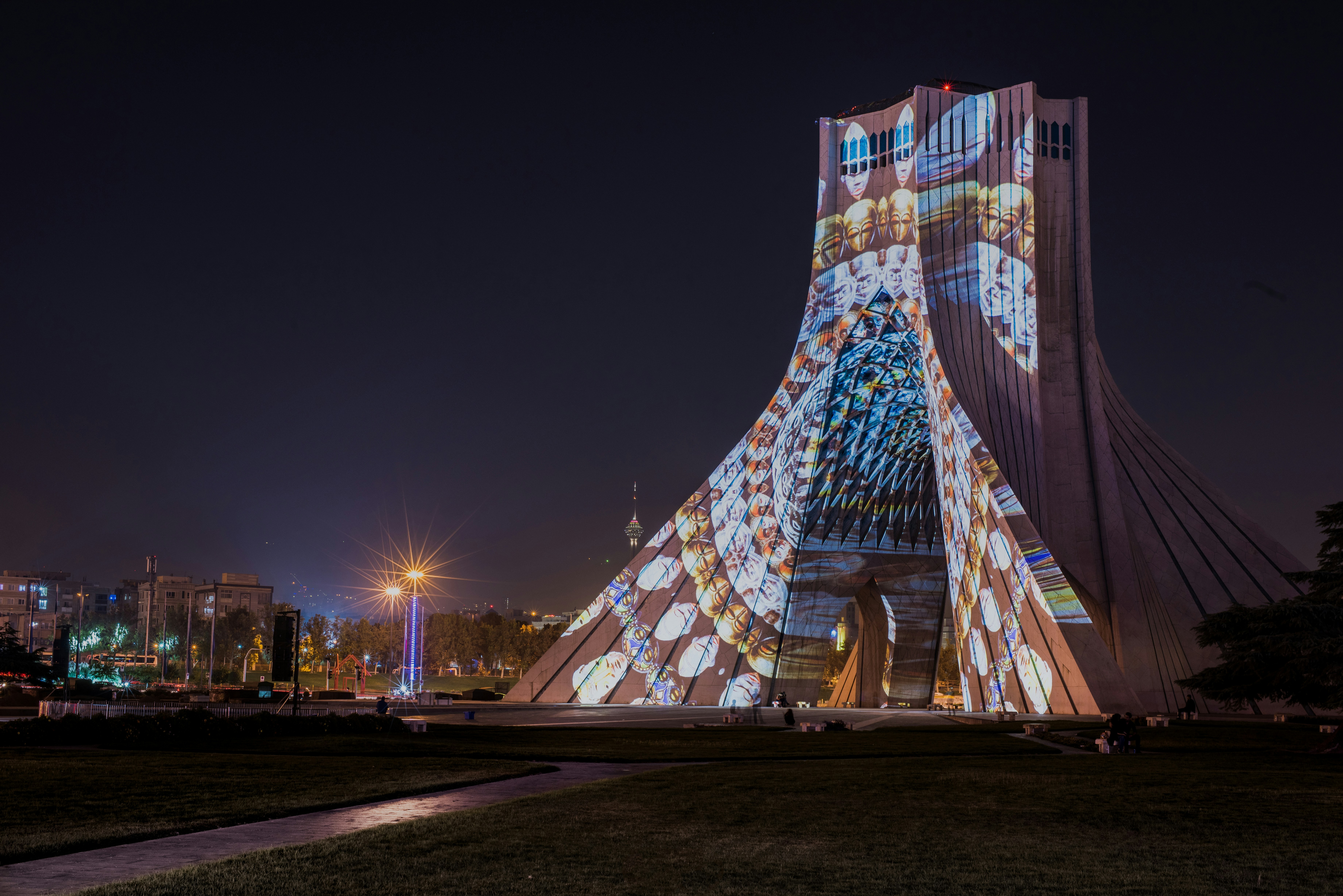graues Betongebäude in der Nacht