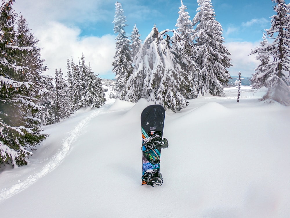 tavola da neve nel ghiaccio