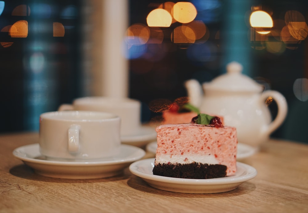 fatia de bolo perto de xícara na mesa