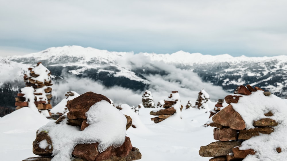 Schneebedeckte Steinmännchen mit Blick auf die Berge