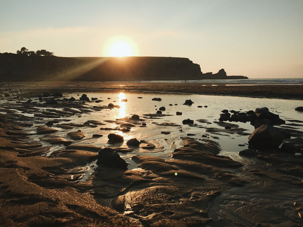 mer calme au coucher du soleil