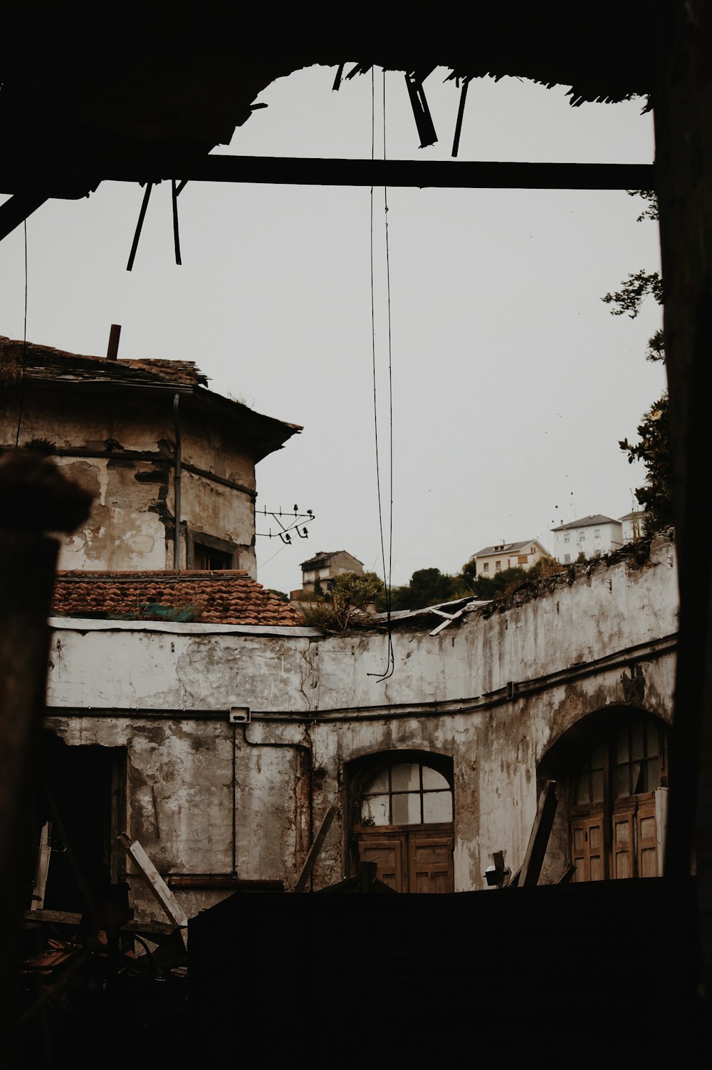 Edifício de ruína cinzenta durante o dia