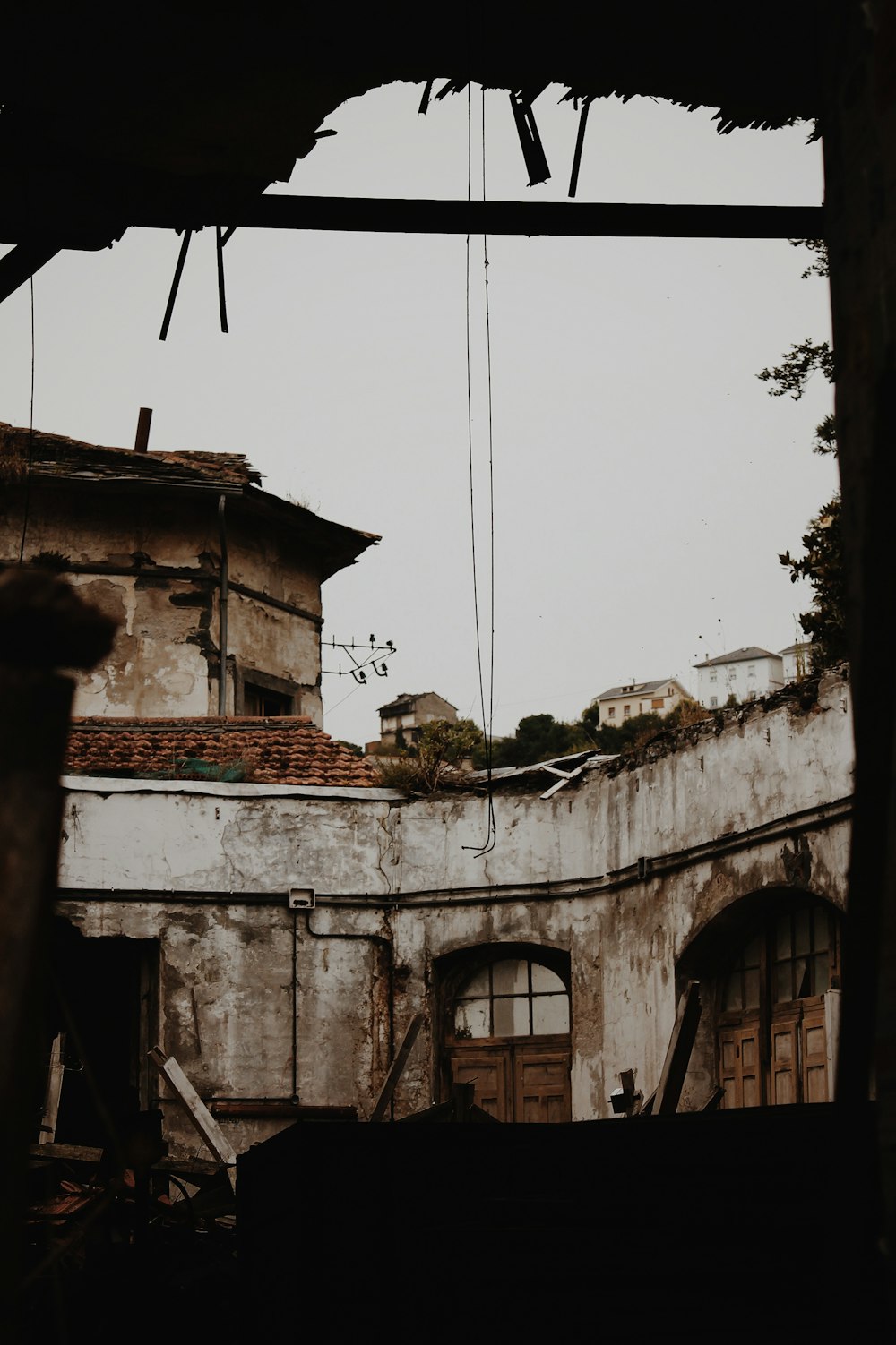 Bâtiment en ruine grise pendant la journée