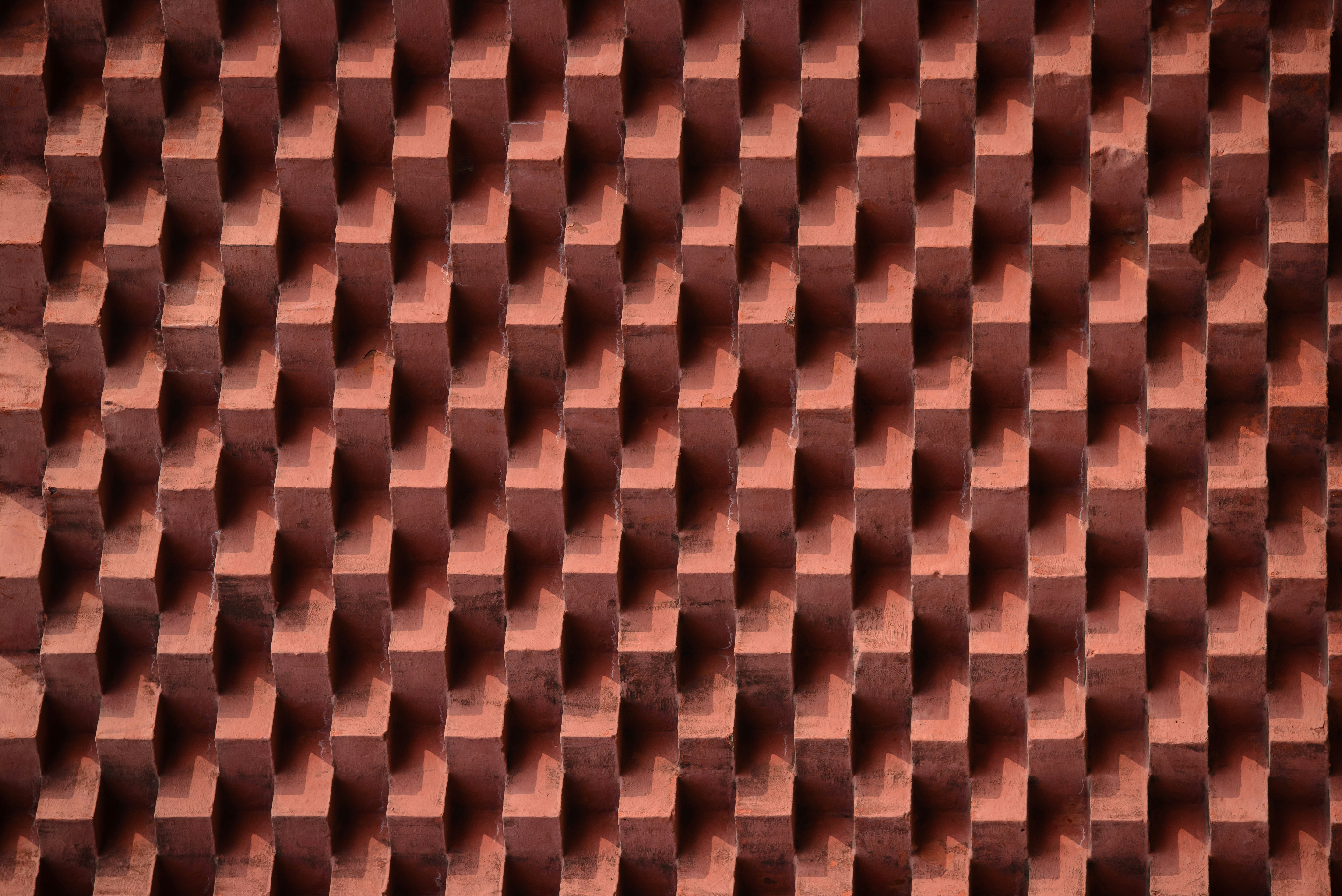 Tablero de madera marrón y negro