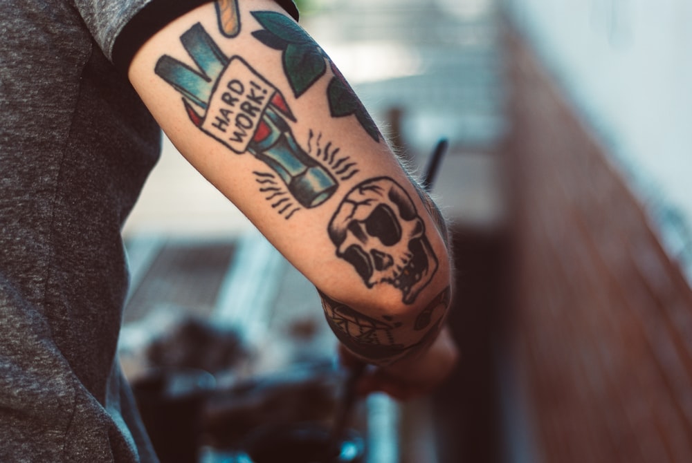 pessoa com tatuagem de manga