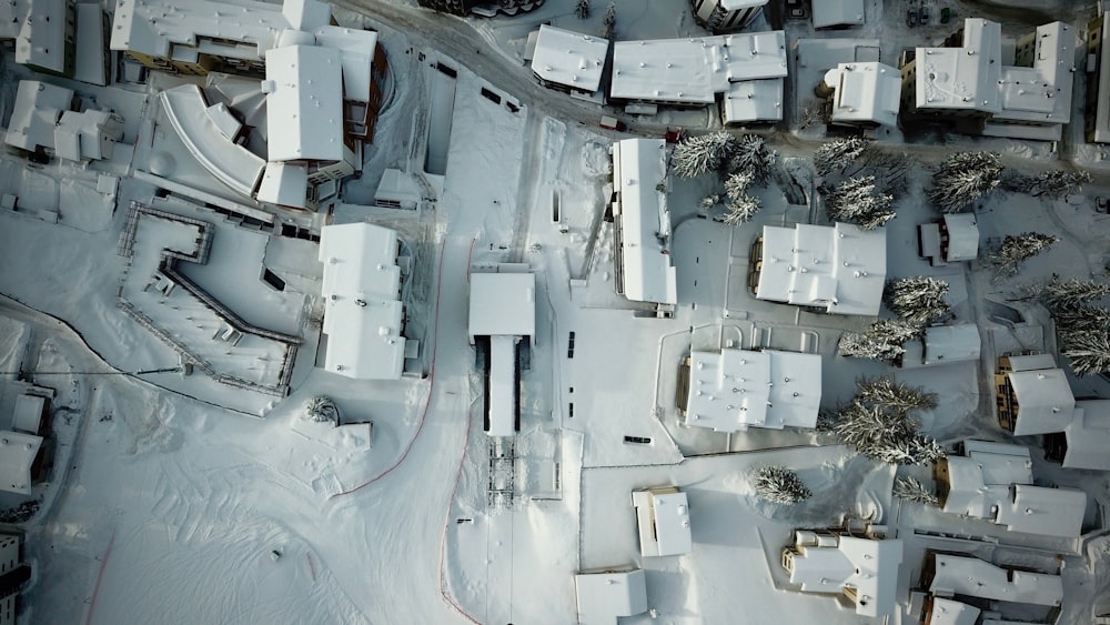 Vista aérea de casas cubiertas de nieve