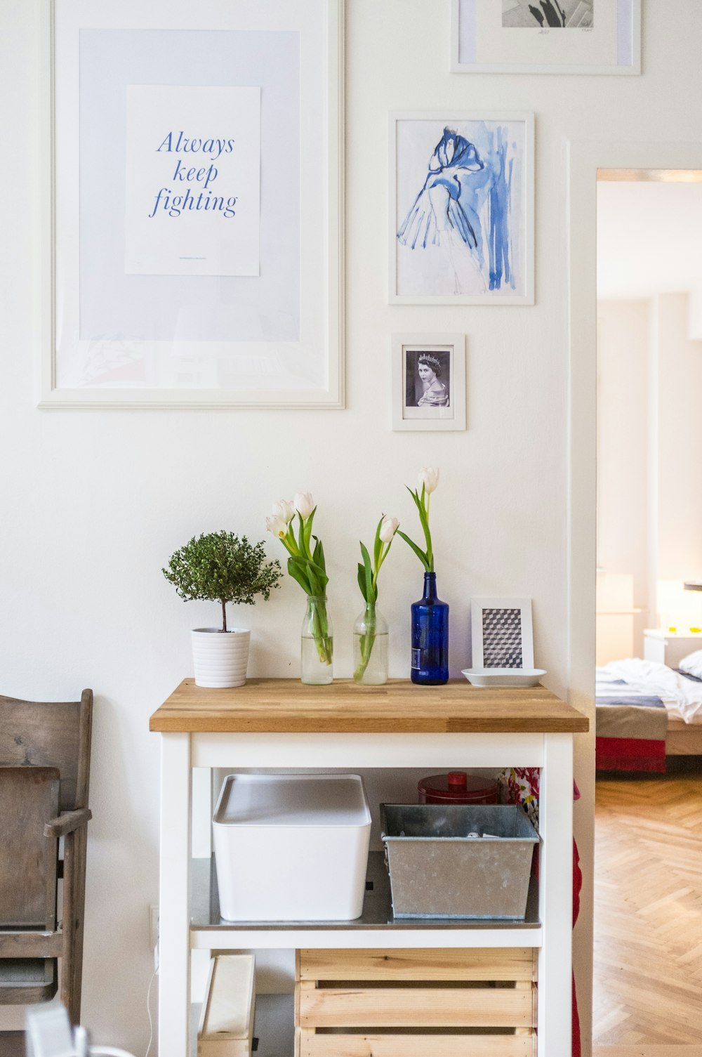 Table d’appoint en bois blanc et marron près du mur à l’intérieur de la pièce