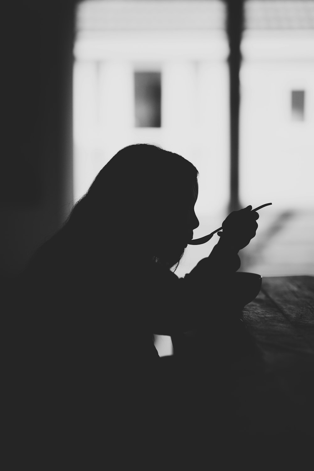 mulher comendo à mesa