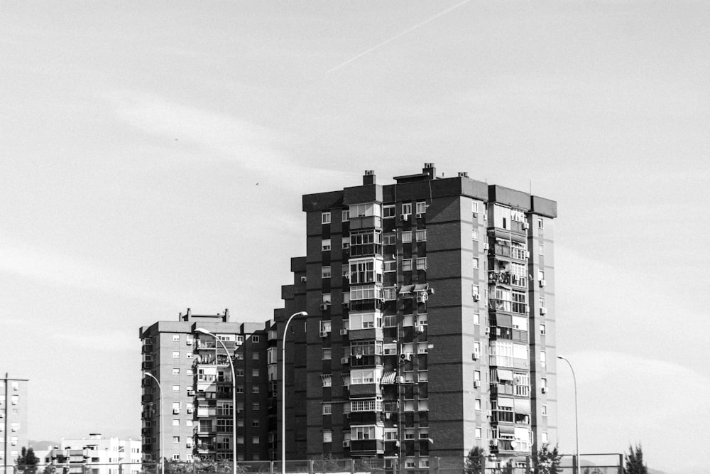 Foto en escala de grises de un edificio de gran altura