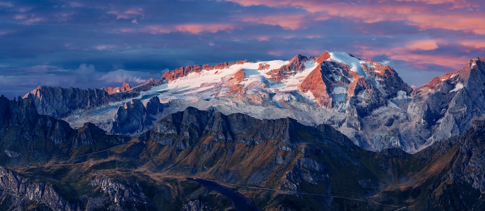 Fotografía aérea de colinas con vistas a la montaña nevada durante el día