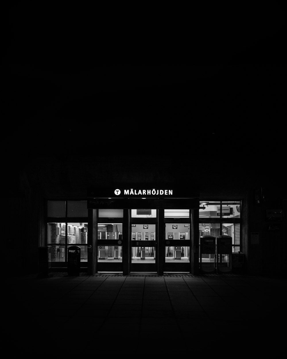 Malarhojden store at night time