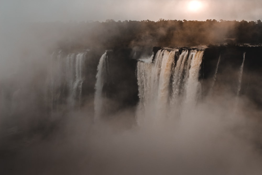 Photographie aérienne de chutes d’eau de jour