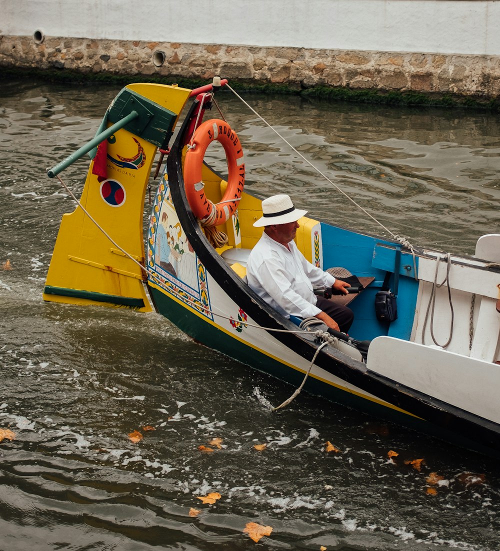 Mann reitet tagsüber auf dem Boot am Kanal