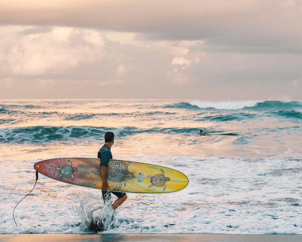 Questo surfista ha scelto uno dei migliori posti per fare surf in Namibia