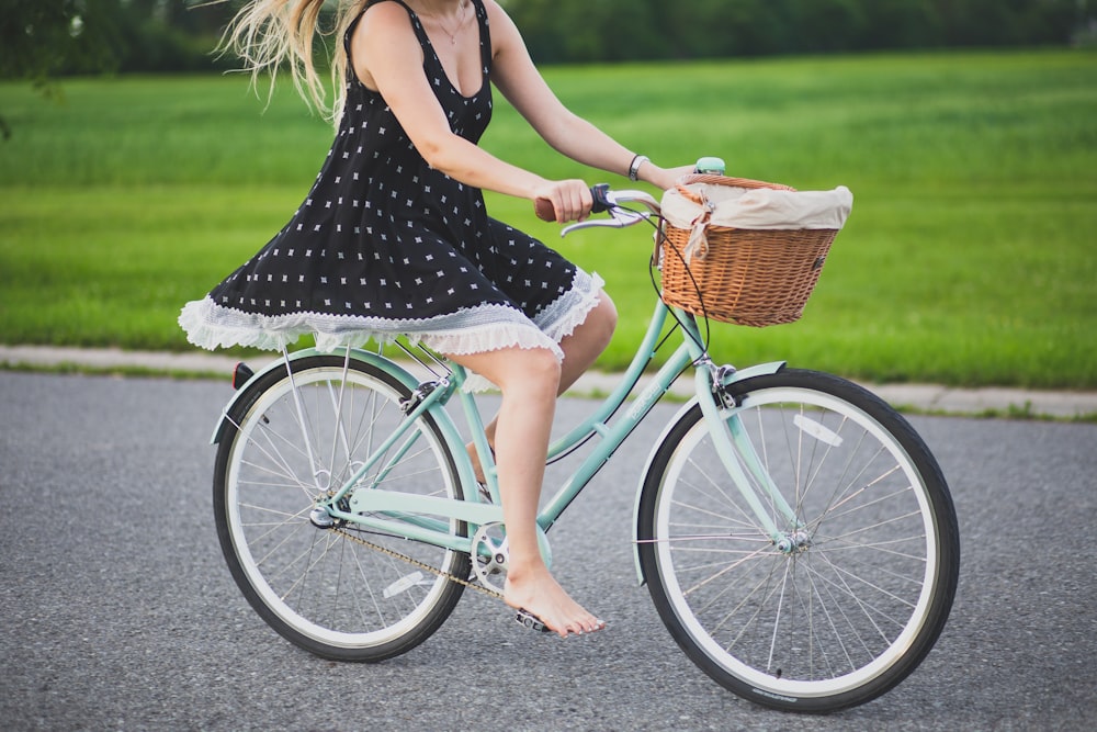 mulher que anda de bicicleta