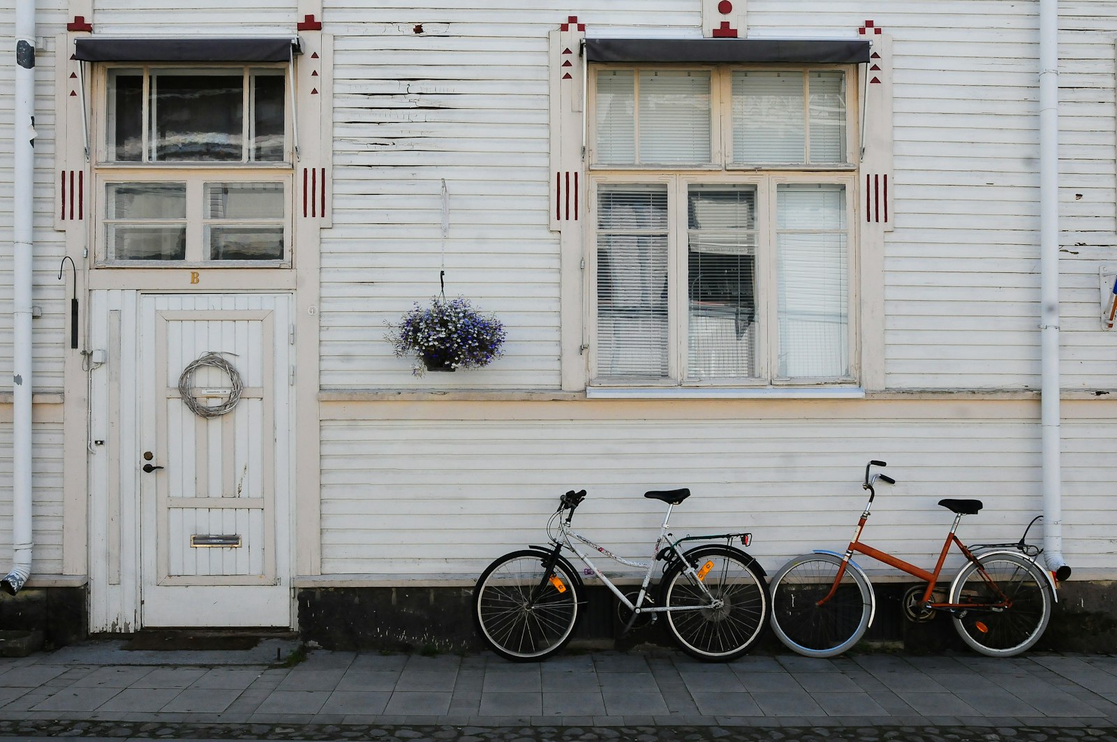 Nikon D300S + Nikon AF-S Nikkor 17-35mm F2.8D ED-IF sample photo. Two bicycles parked beside photography