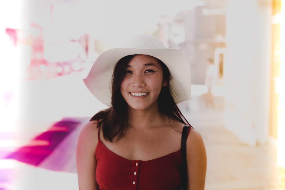 Donna sorridente che indossa il cappello bianco del sole