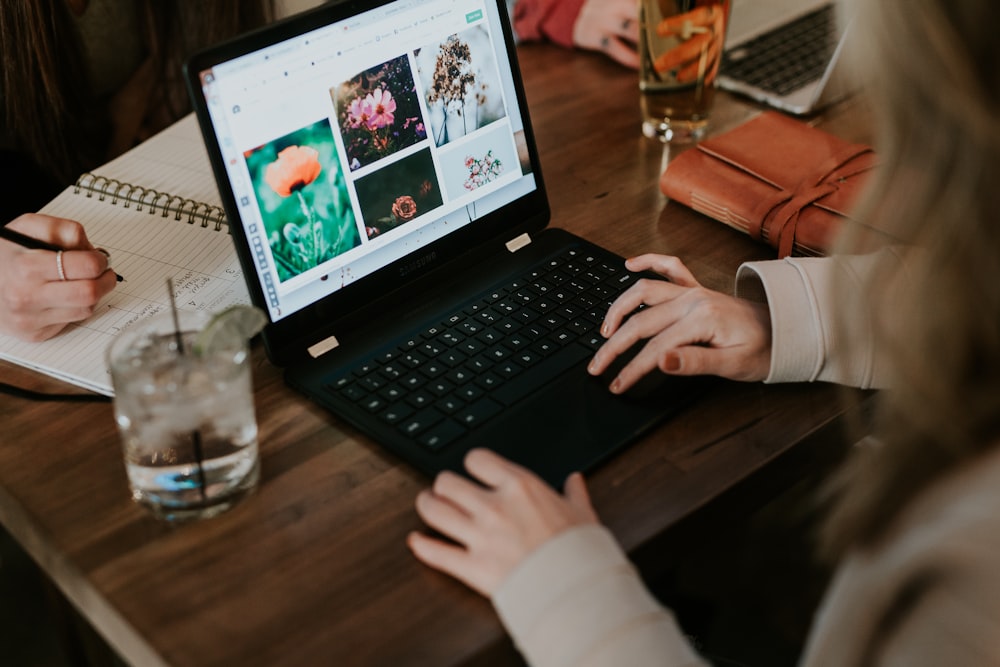 Frau mit schwarzem Laptop