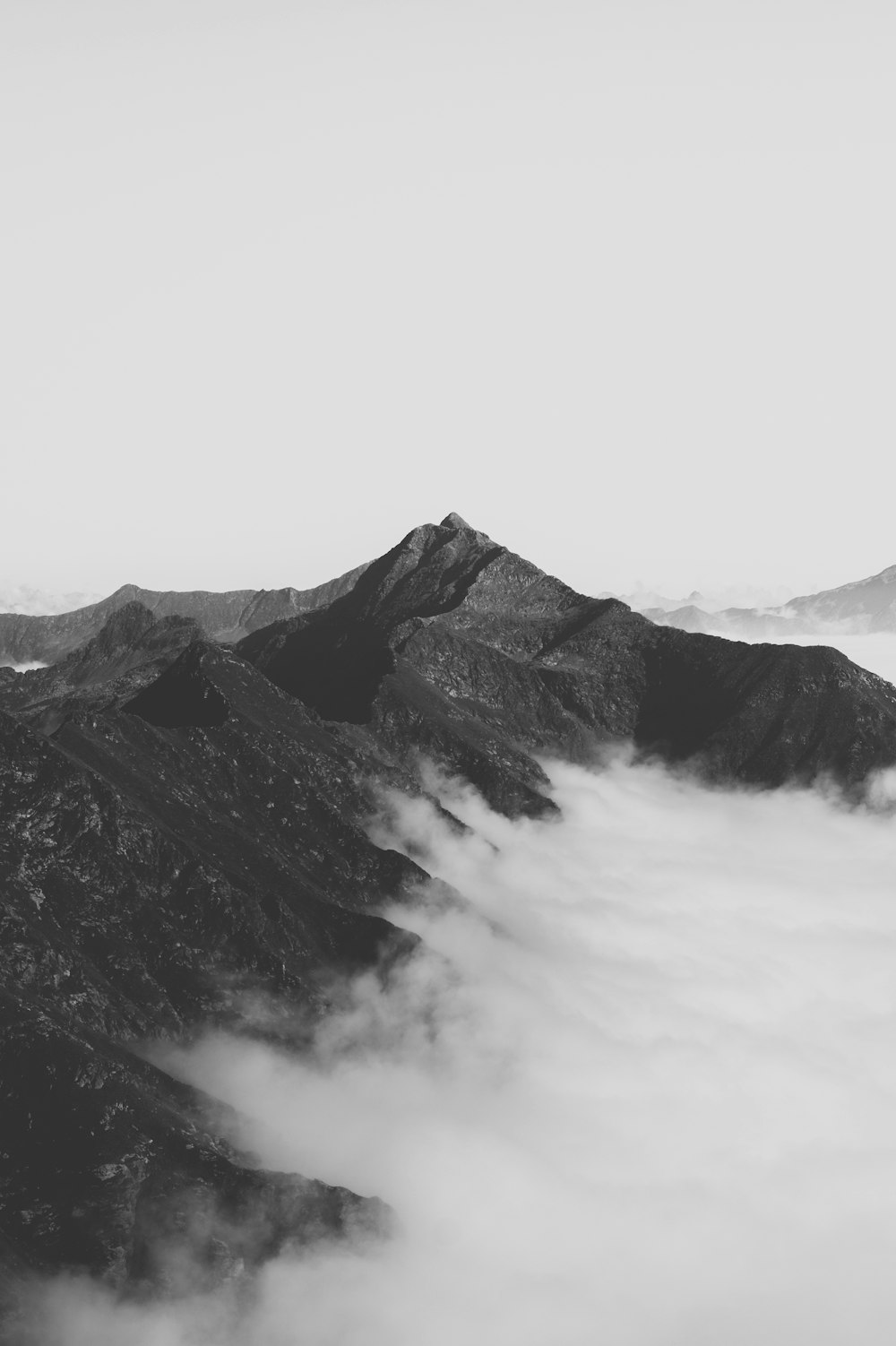 白い空の下の灰色の山