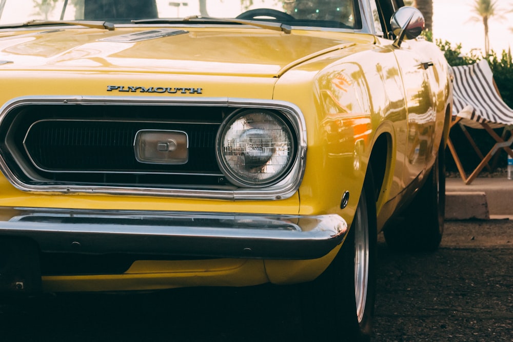 Veículo amarelo estacionado ao lado da espreguiçadeira