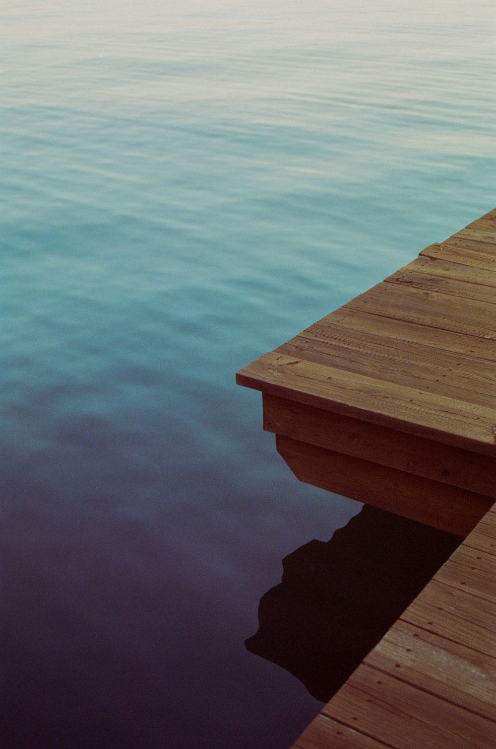 muelle de madera marrón