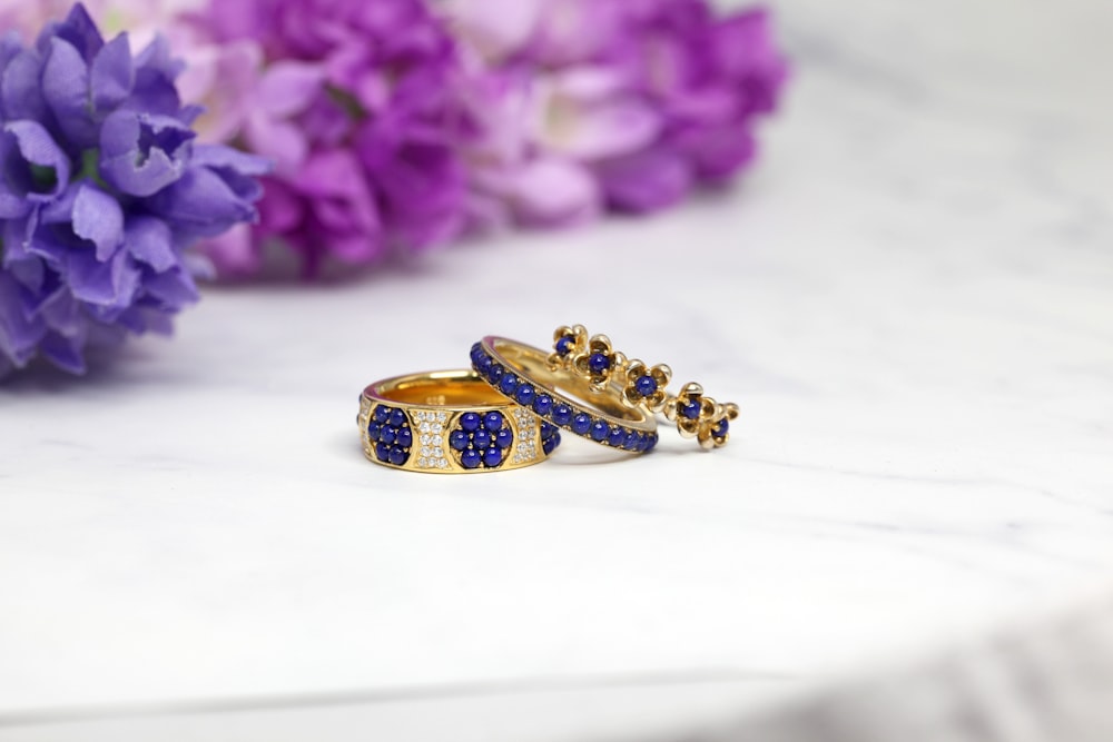 conjunto de anéis azuis e dourados