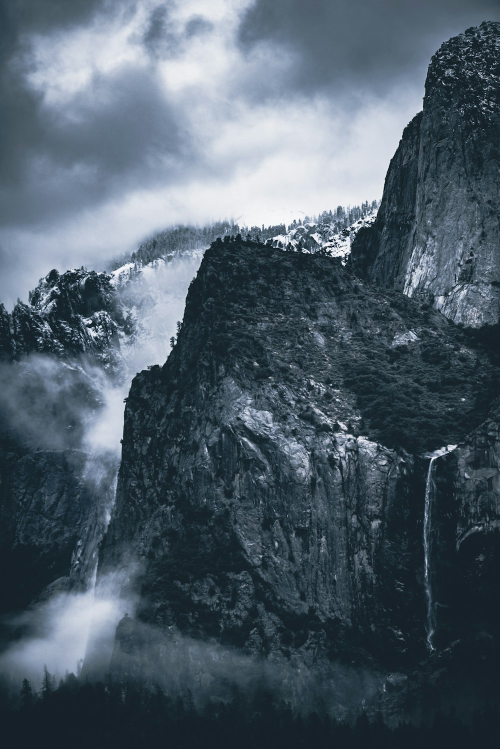 Fotografia in scala di grigi delle Montagne Rocciose