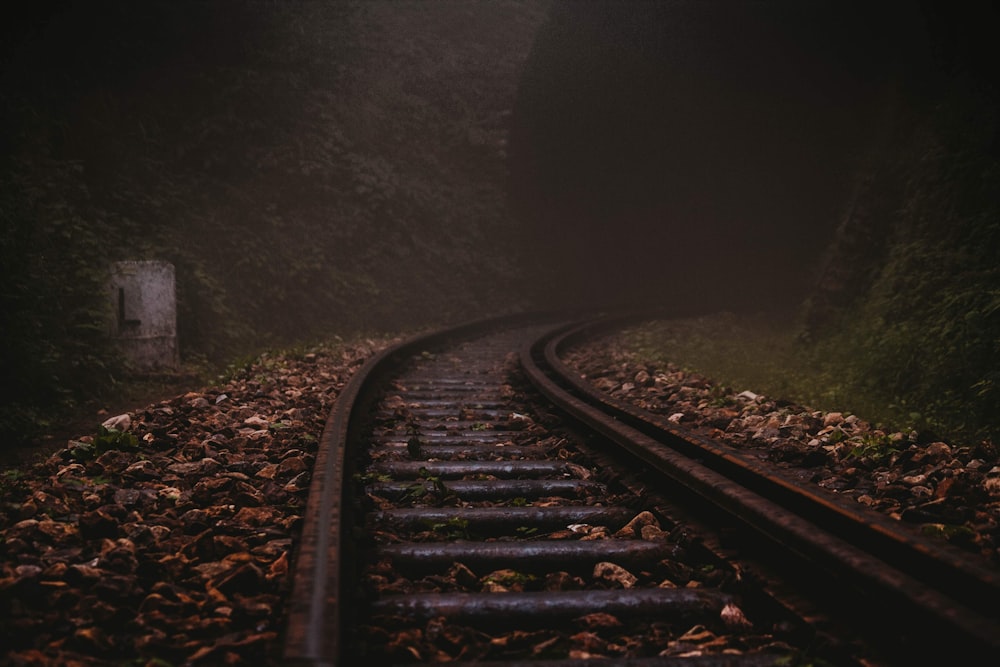 close-up photography of train track