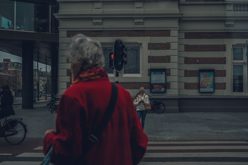 Frau, die an der Straße vorbeigeht