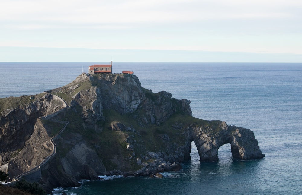 Casa marrom na montanha da rocha