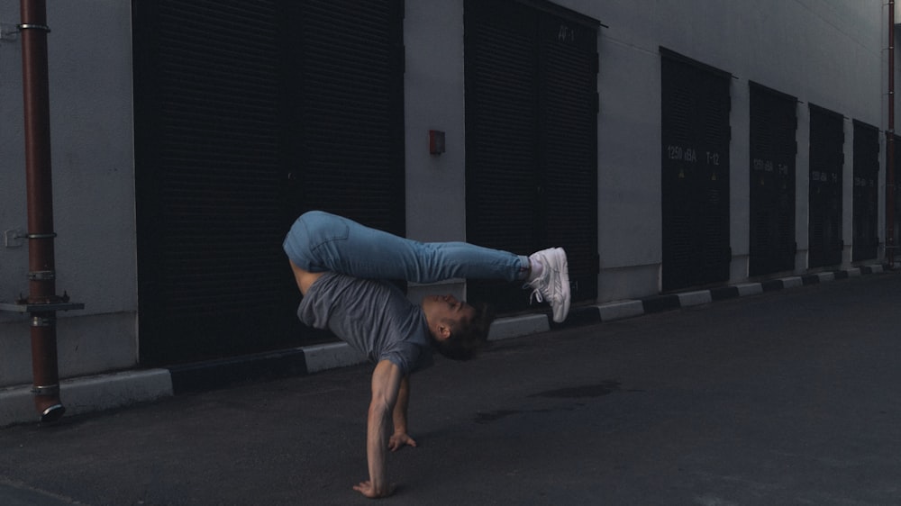 homem fazendo handstand