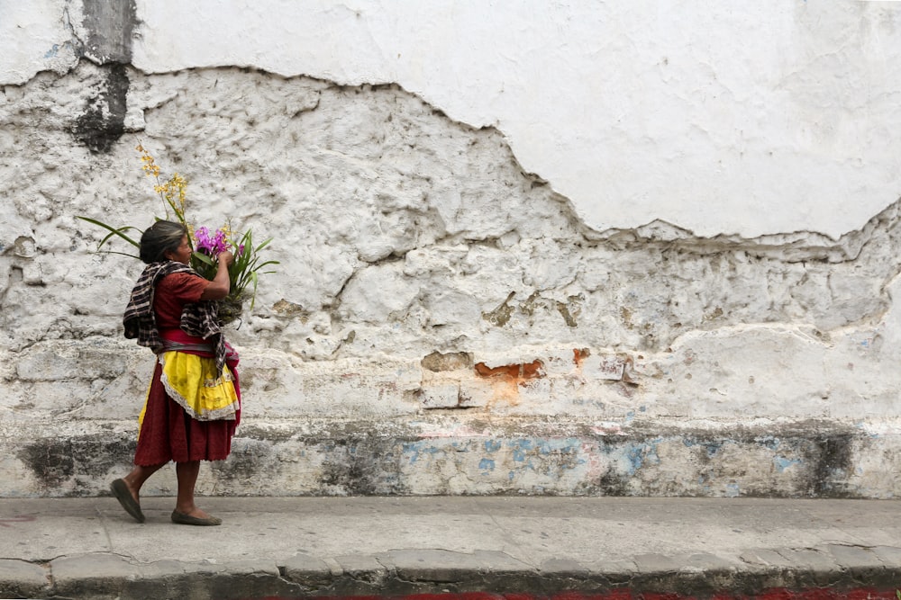 mulher que carrega flores