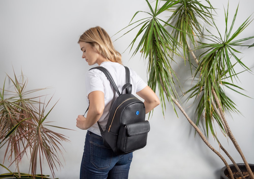 mulher usando mochila preta