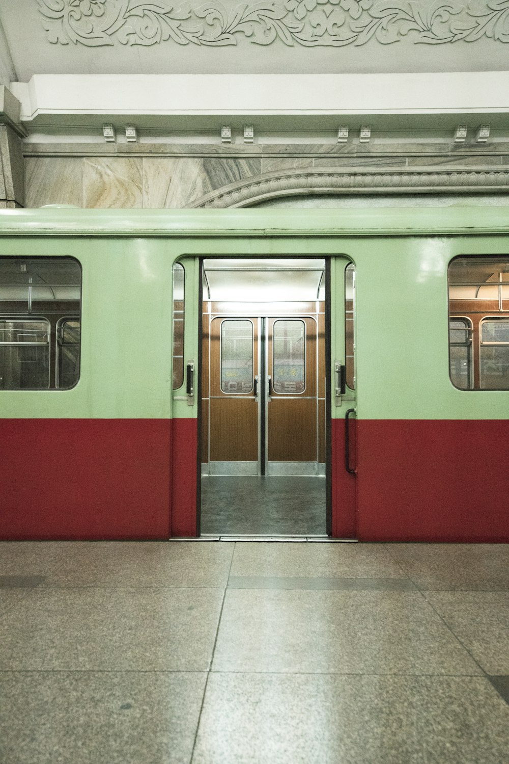 녹색과 빨간색 기차 사진