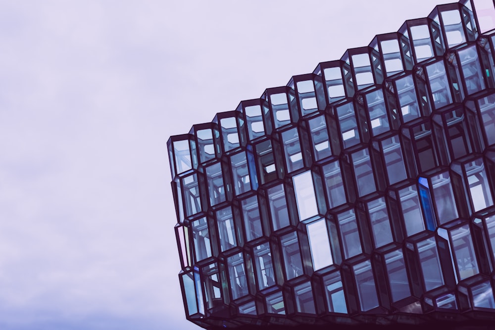 Bâtiment en verre noir