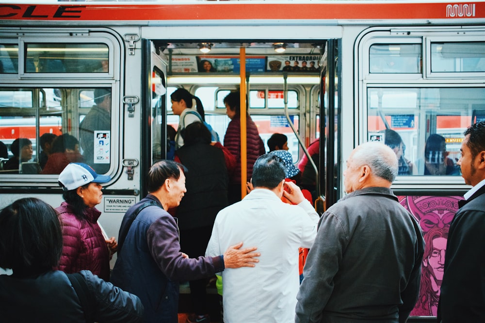 Gente reunida frente a la entrada del tren