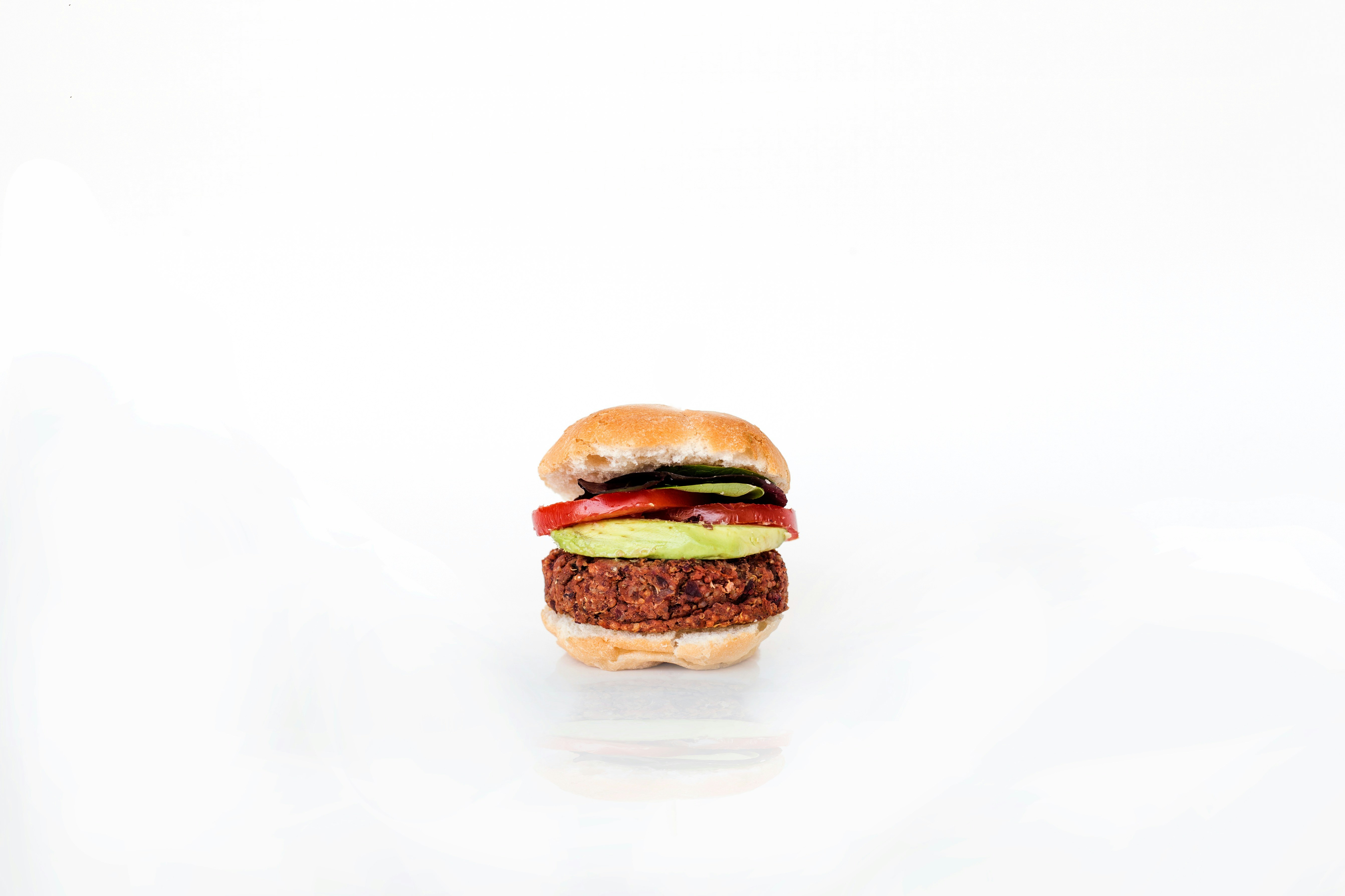 https://images.unsplash.com/photo-1543339469-94ba2391431f?ixid=M3w2MjYzNjJ8MHwxfHNlYXJjaHw0fHxLaWxsZXIlMjBCdXJnZXJ8ZW58MHwwfHx8MTcyOTg4NDczN3ww&ixlib=rb-4.0.3