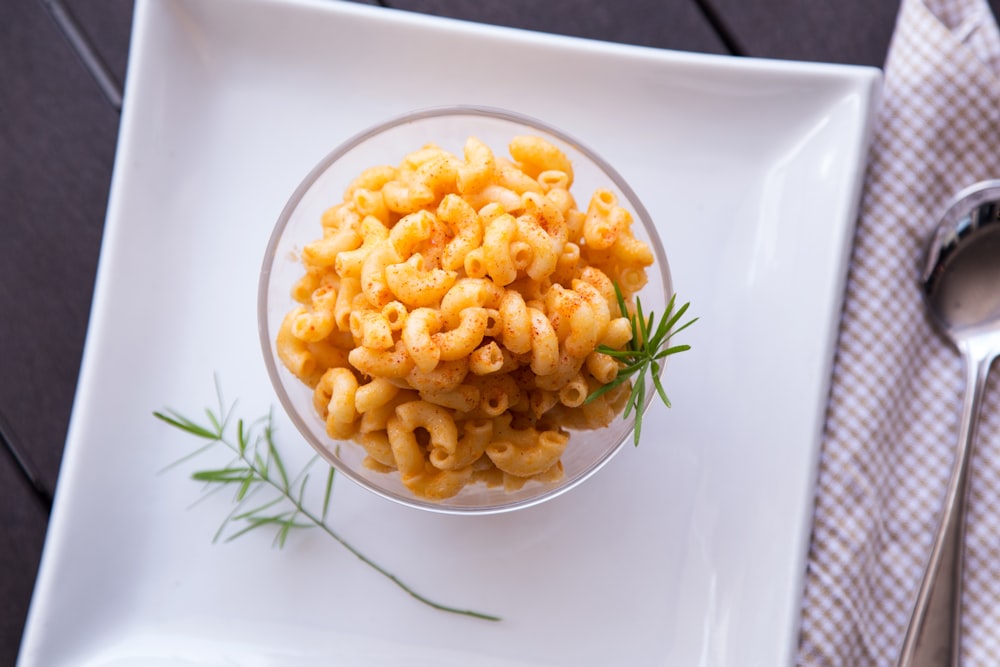 macaronis dans un bol sur assiette