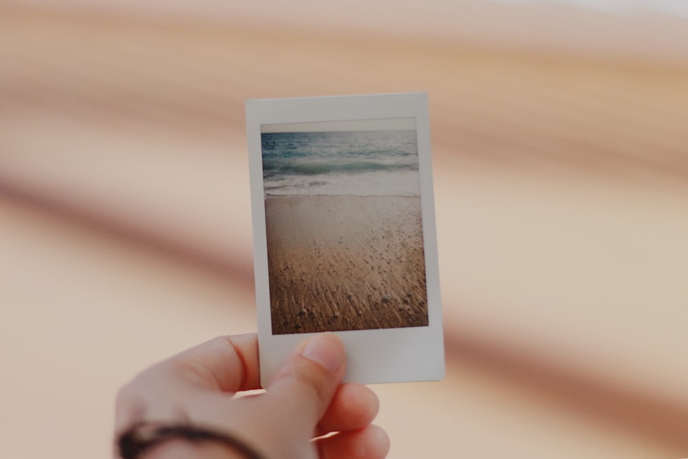 persona sosteniendo la foto de la película