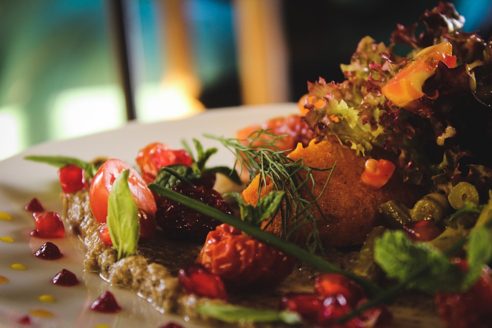 Frutas y verduras en plato blanco