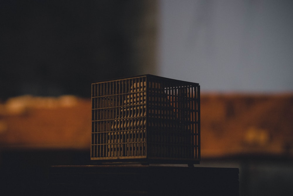 cube en métal noir sur table