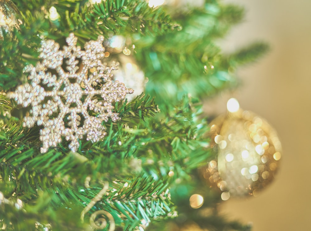 雪の結晶とつまらない装飾が施された緑のクリスマスツリー