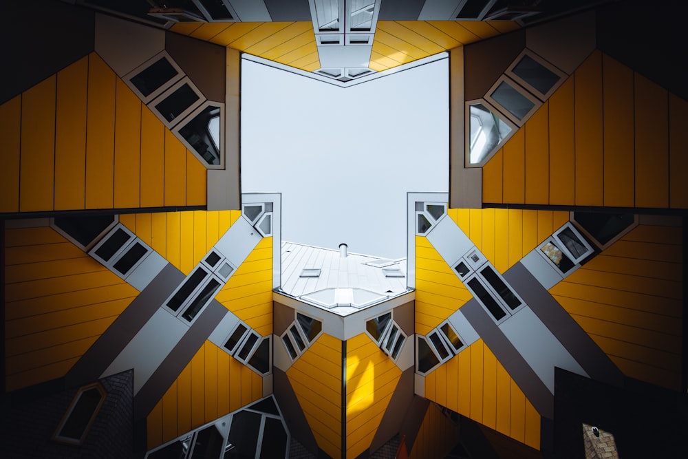 노란색 건물의 로우 앵글 사진