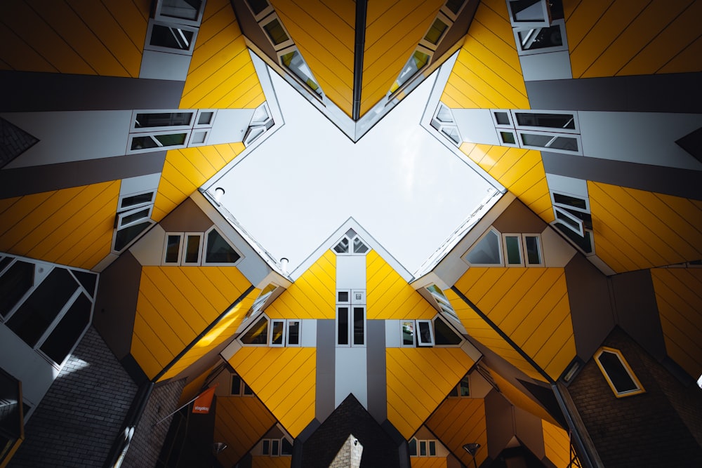 Gelbe und graue geometrische Gebäude