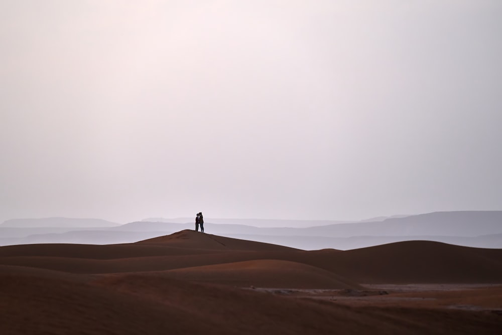 deux personnes au désert pendant la journée