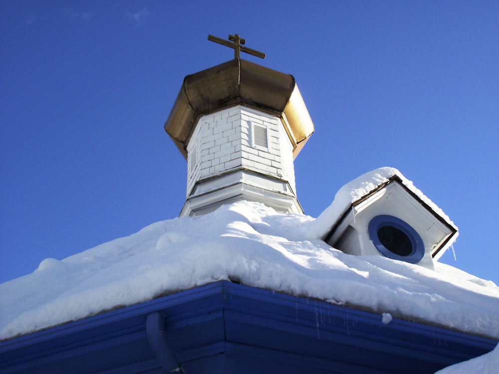 Fotografia de visão de baixo ângulo da igreja branca e azul